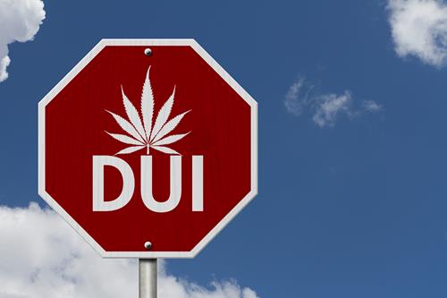 a stop sign with the word dui on it