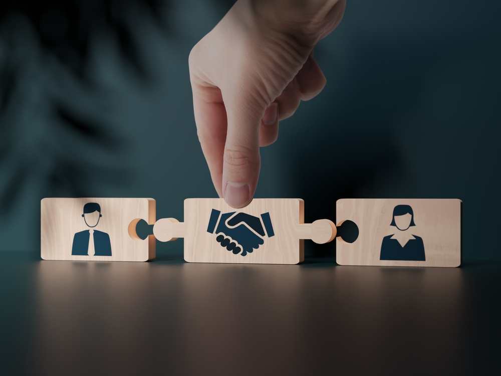Wooden blocks with an icon of a woman and a man and mediation.