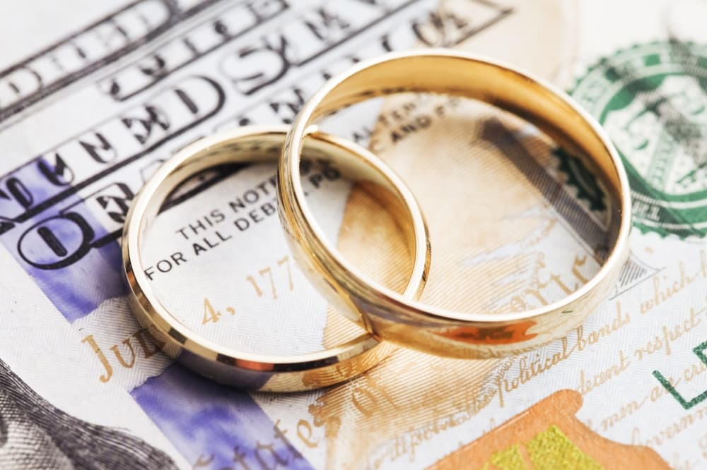 Wedding rings on money - Concept of asset distribution during Divorce